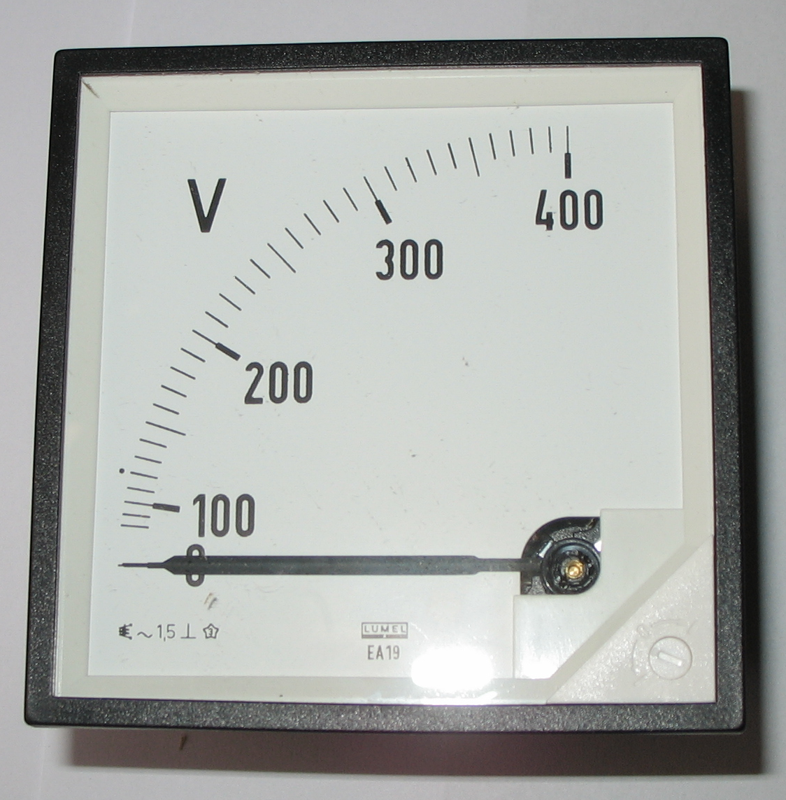 EA17N voltmetras 400V (72x72) E61400000008