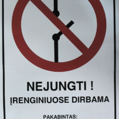 Ženklas lipdukas "NEJUNGTI! ĮRENGINIUOSE DIRBAMA" 180x290mm(EL/10.)