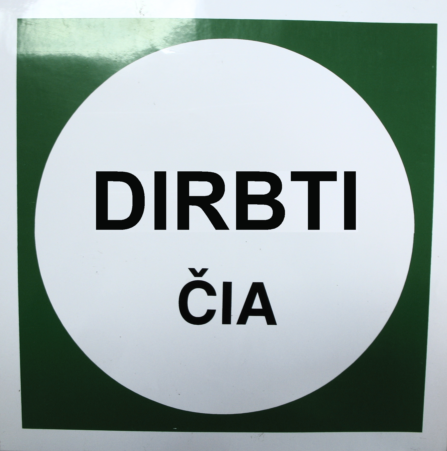 Ženklas pakabinamas "DIRBTI ČIA" 250x250mm