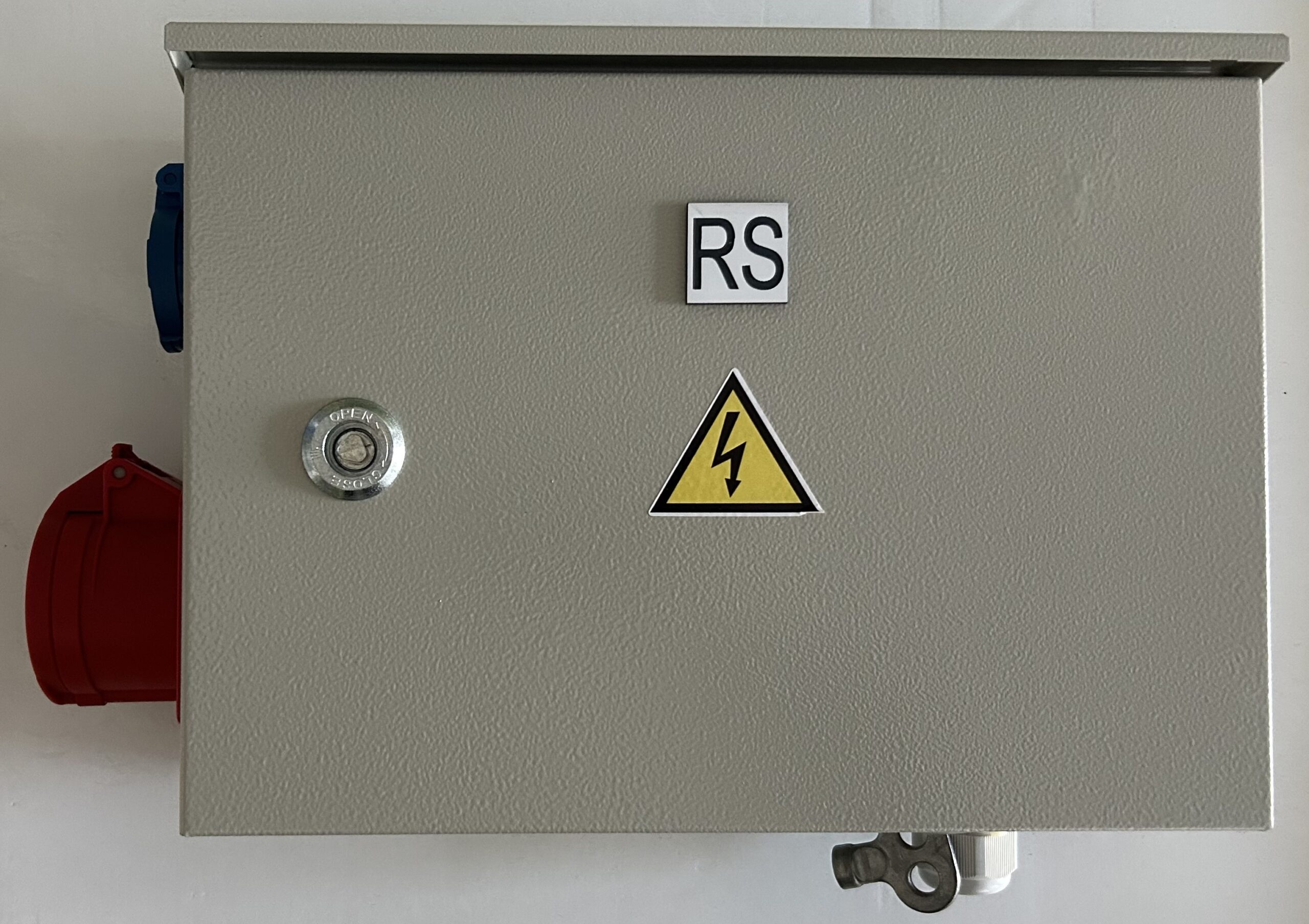 RS skydas IP44 240x330x120mm 1x16A/230V, 1x32A/400V Metalinis laikinojo statybinio įvado skydas, sukomplektuotas